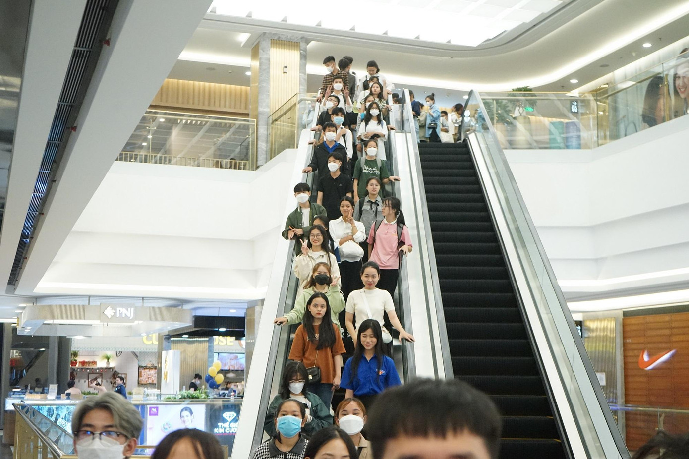 Ngoài trải nghiệm nhà hàng Thái Lan, buổi tối 30/11, các bạn tân thủ khoa còn được tham quan tòa nhà Vincom Landmark 81. Ngoài trải nghiệm nhà hàng Thái Lan, buổi tối 30/11, các bạn tân thủ khoa còn được tham quan tòa nhà Vincom Landmark 81.