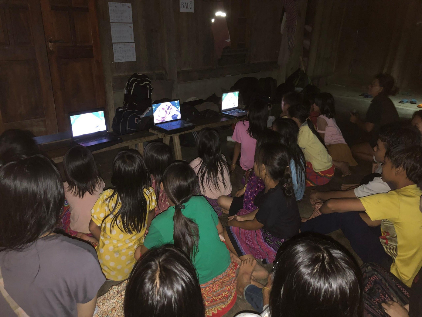 Thông qua những thước phim, các “thầy cô trẻ tuổi” luôn gửi gắm đến các em nhỏ những thông điệp sống có ích.