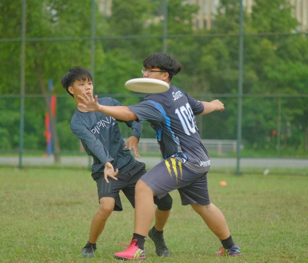 Ném đĩa bay là môn chơi ít va chạm mạnh. Ném đĩa bay là môn chơi ít va chạm mạnh.