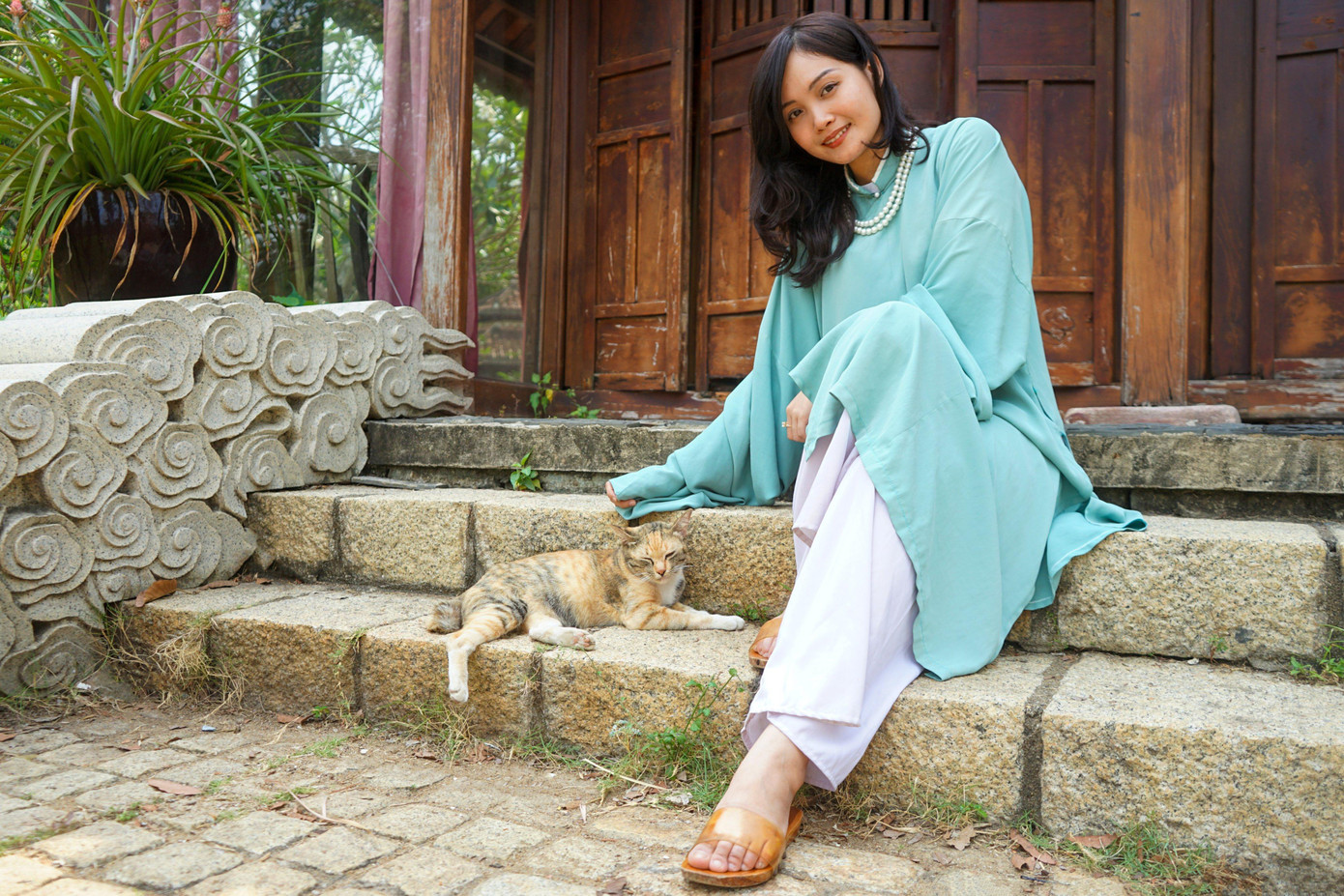 Tại Bảo tàng Áo dài (phường Long Phước, TP. Thủ Đức) có khá nhiều bạn trẻ phối hợp với các nhà thiết kế để thuê những bộ trang phục áo dài "cực phẩm" đến đây chụp ảnh.