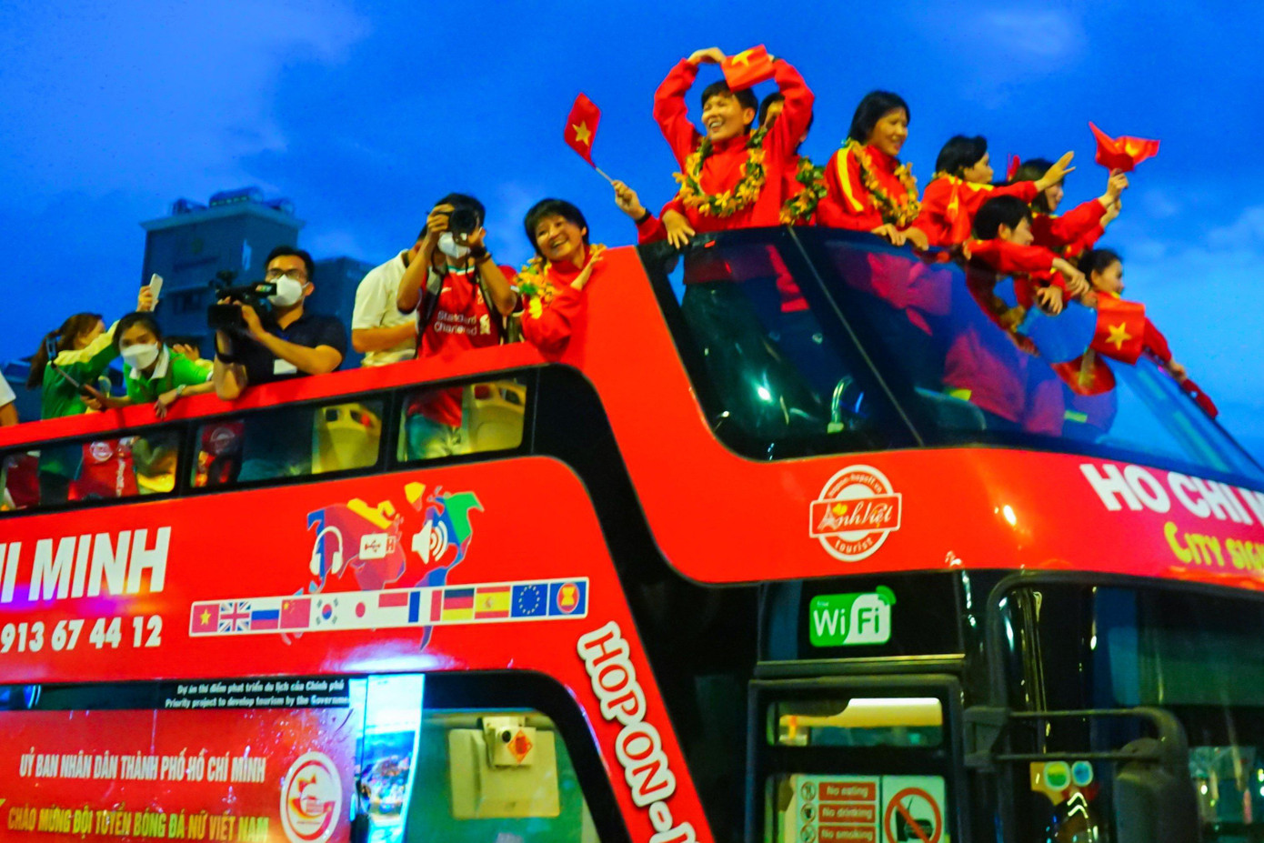 Rời sân bay, đội tuyển đã lên xe bus hai tầng được hộ tống bởi lực lượng CSGT và mô tô thể thao, dẫn đoàn diễu hành qua các tuyến đường về lại UBND TP. HCM để dâng hoa tượng Bác và gặp gỡ lãnh đạo, dùng bữa tại đây.