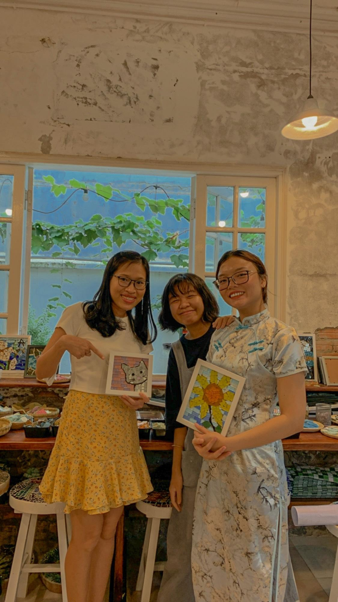 Nhiều bạn trẻ đã tìm đến những buổi workshop làm tranh gốm do Nhi tổ chức.