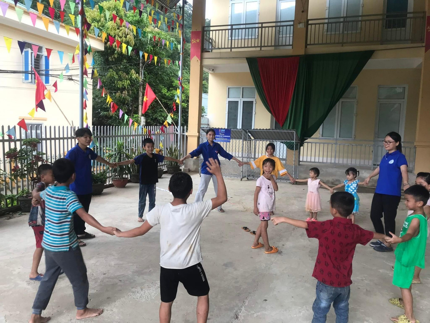 Đội tổ chức sinh hoạt Hè tại trường tiểu học Tam Hợp.