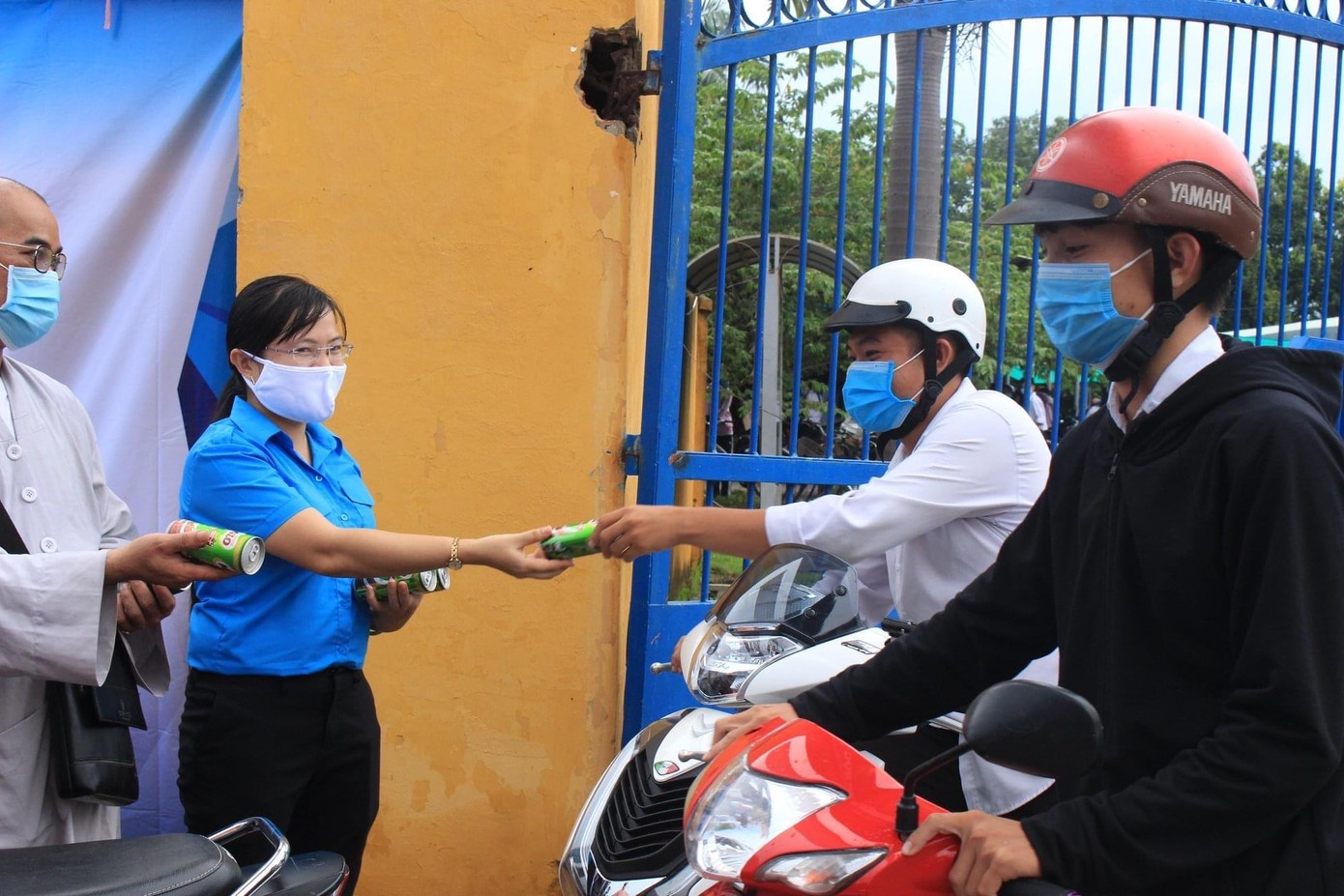 Chị Phương Thảo có mặt từ rất sớm tại điểm thi trường THPT Đông Thạnh để cổ vũ, hỗ trợ các bạn thí sinh. Ảnh: NVCC