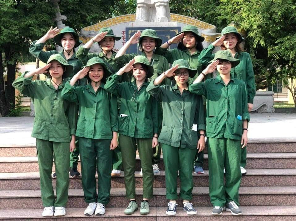 Nguyễn Thị Diễm Thuy cùng những người bạn của mình trong học kỳ quân sự năm nay.