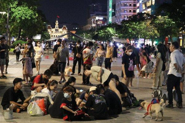 Mỗi buổi tối, phố đi bộ Nguyễn Huệ rất đông các bạn trẻ yêu thú cưng tập trung để giao lưu.
