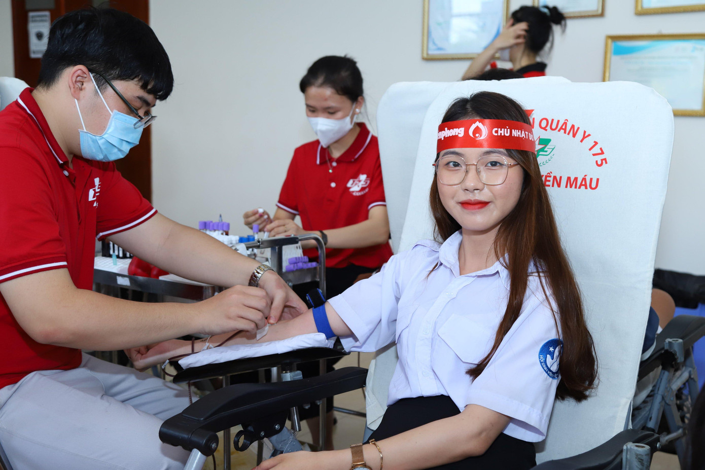 Nguyễn Thị Châu Anh, Phó Chủ tịch Hội Sinh viên TP. HCM, Chủ tịch Hội Sinh viên trường ĐH Quốc tế (ĐHQG TP. HCM) cho biết, những hoạt động xã hội như hiến máu tình nguyện 'Chủ nhật Đỏ' luôn được Hội Sinh viên của trường quan tâm triển khai. “Mình cho rằng, việc tham gia những hoạt động xã hội như thế này sẽ giúp các bạn sinh viên rèn luyện được tinh thần tình nguyện, sẵn sàng đóng góp cho xã hội. Đây cũng là cơ sở để đánh giá quá trình phấn đấu của sinh viên trong quãng đường đại học. Chắc chắn, sau chương trình này, nhà trường cùng Hội Sinh viên sẽ tiếp tục triển khai thêm các hoạt động ý nghĩa, đóng góp sức trẻ cho xã hội”, Châu Anh chia sẻ thêm.