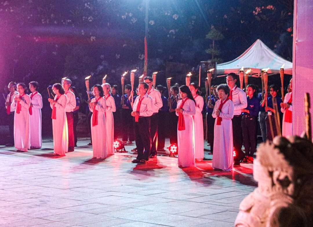 Lãnh đạo thành phố cùng các bạn đoàn viên thanh niên đã dâng hương tại Nghĩa trang liệt sĩ TP. HCM.