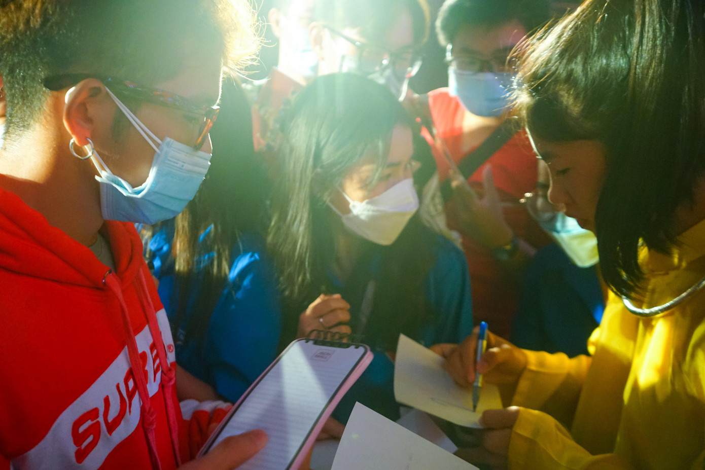 Mặc dù lịch trình của đội vô cùng dày đặc, nhưng sau khi kết thúc chương trình, HLV Mai Đức Chung và các thành viên trong Đội tuyển đã dành thời gian để ký tặng và chụp ảnh với các bạn đoàn viên, thanh niên.