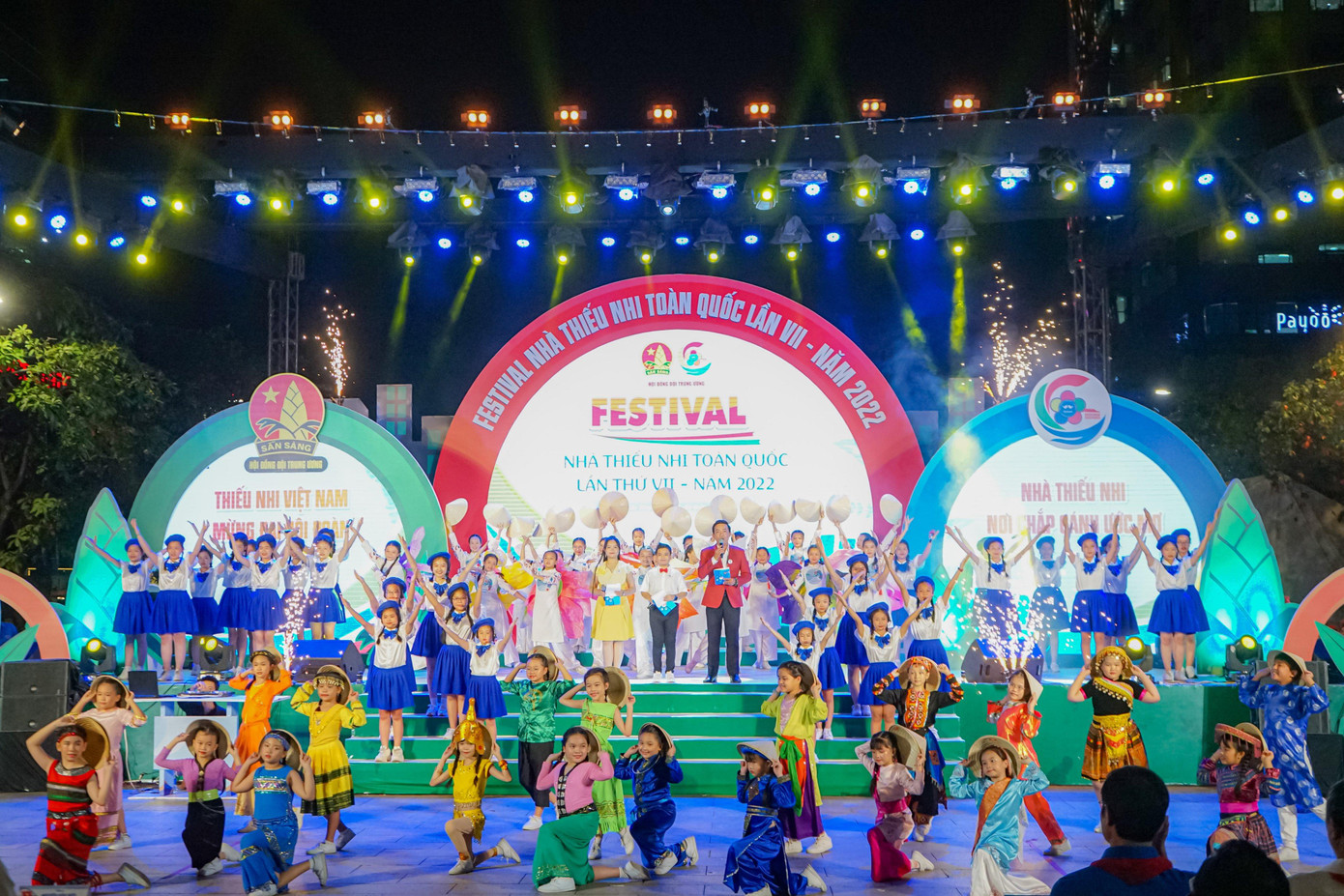 Rất nhiều các tiết mục văn nghệ đặc sắc đến từ các em thiếu nhi tại các vùng miền trên khắp cả nước. (Ảnh: Hồng Nguyễn) Rất nhiều các tiết mục văn nghệ đặc sắc đến từ các em thiếu nhi tại các vùng miền trên khắp cả nước. (Ảnh: Hồng Nguyễn)