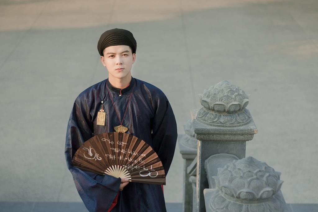 Hoàng Nghĩa trong trang phục Việt phục.