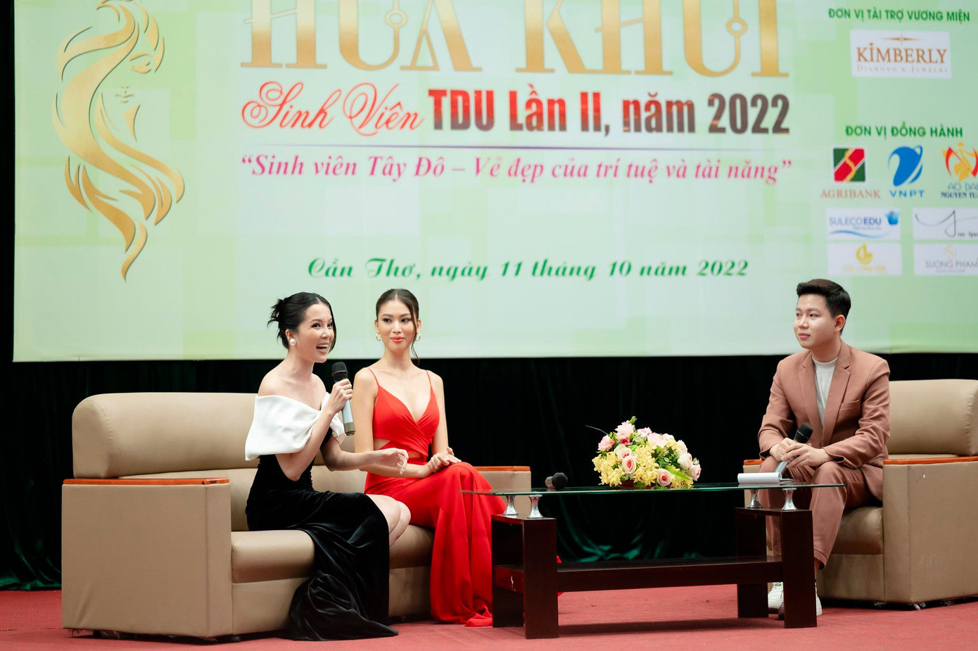 Người đẹp Thúy Vi đang truyền cảm hứng đến các sinh viên trong trường ĐH Tây Đô. Chị Thúy Vi chia sẻ: "Để có một Thúy Vi tự tin trên sân khấu ngày hôm nay chia sẻ với các bạn sinh viên thì cuộc thi 'Hoa hậu Việt Nam 2016' là nền tảng quan trọng góp phần nâng cao vẻ đẹp toàn diện cho Thúy Vi". Người đẹp Thúy Vi đang truyền cảm hứng đến các sinh viên trong trường ĐH Tây Đô. Chị Thúy Vi chia sẻ: "Để có một Thúy Vi tự tin trên sân khấu ngày hôm nay chia sẻ với các bạn sinh viên thì cuộc thi 'Hoa hậu Việt Nam 2016' là nền tảng quan trọng góp phần nâng cao vẻ đẹp toàn diện cho Thúy Vi".