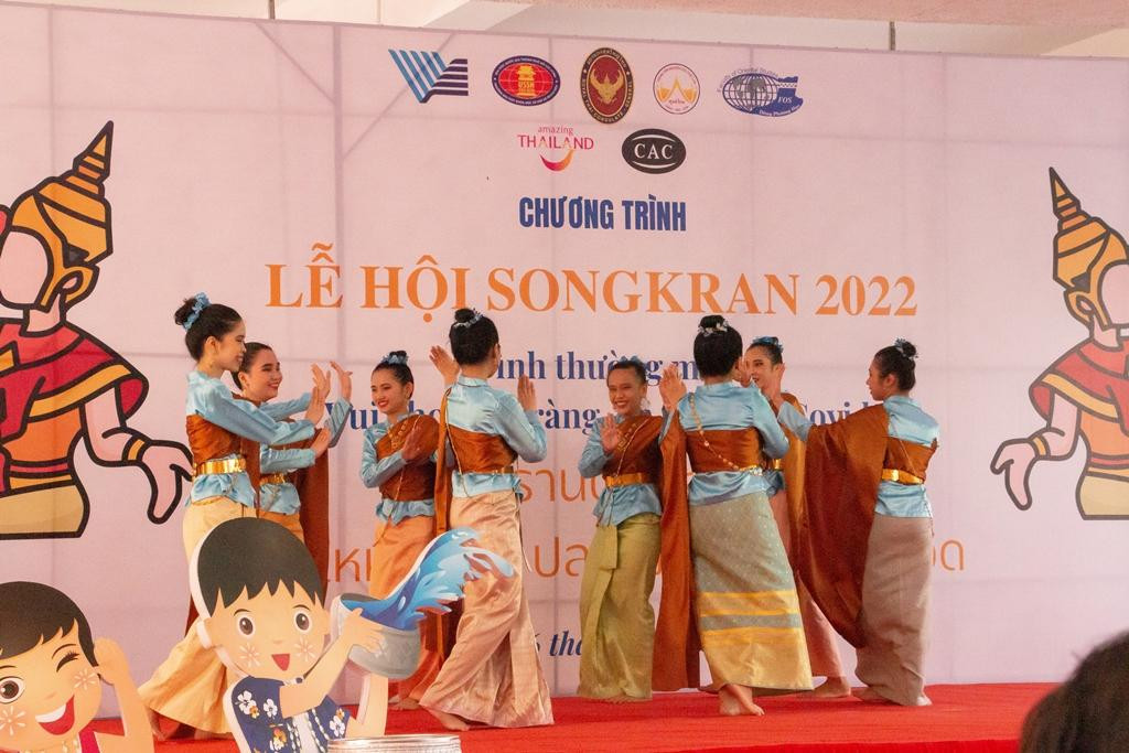 Các bạn sinh viên biểu diễn điệu múa truyền thống Thái Lan.