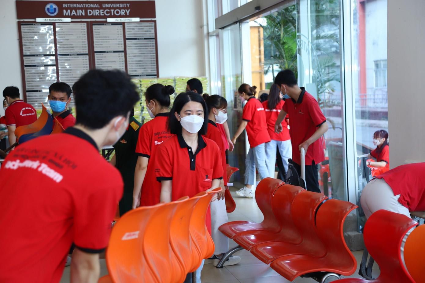 Để chương trình hiến máu diễn ra thuận lợi, thành viên của Đội Công tác xã hội, trường ĐH Quốc tế (ĐHQG TP. HCM) đã có mặt từ rất sớm chuẩn bị trang, thiết bị.