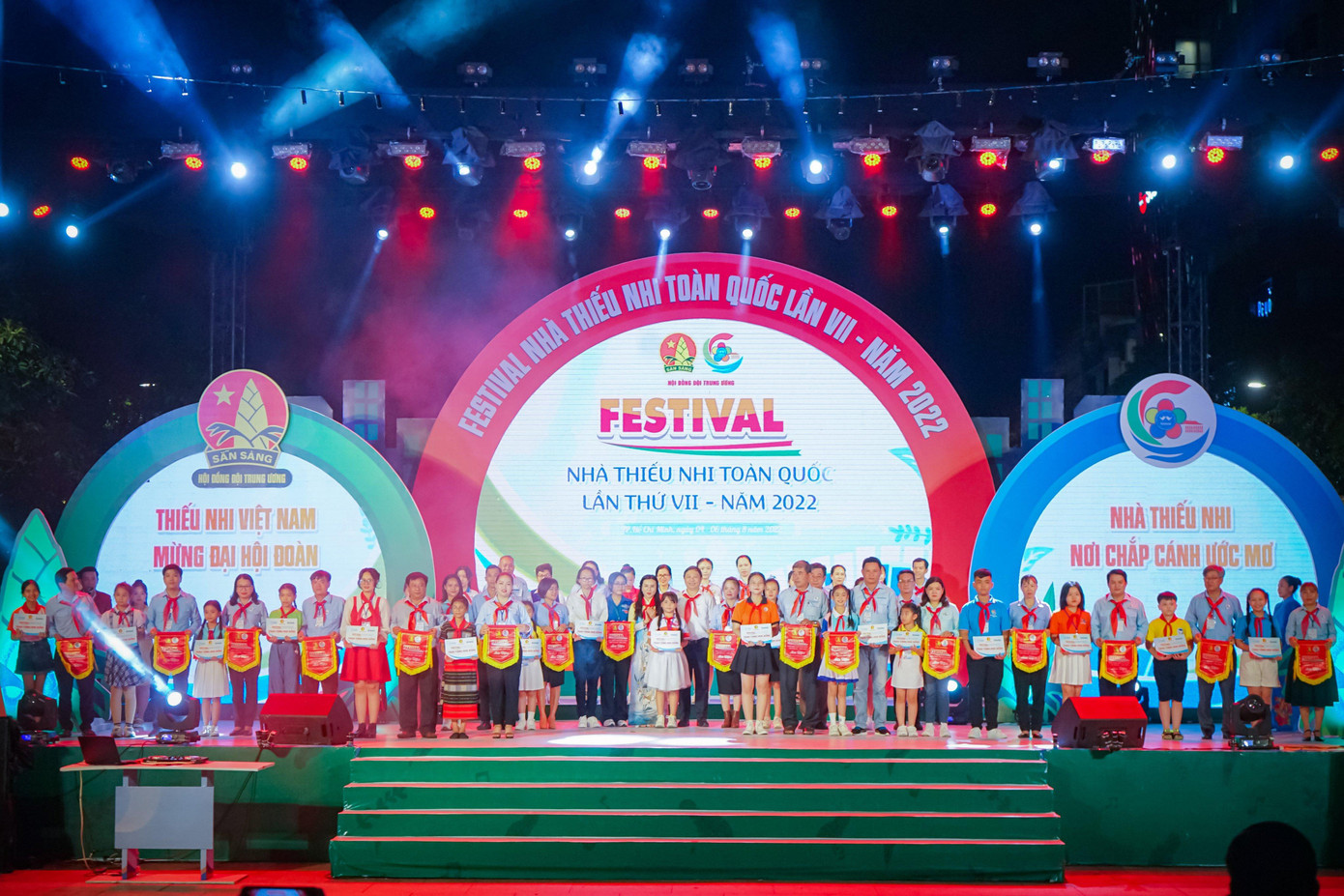 Các đơn vị tại Festival nhận cờ lưu niệm. (Ảnh: Hồng Nguyễn) Các đơn vị tại Festival nhận cờ lưu niệm. (Ảnh: Hồng Nguyễn)