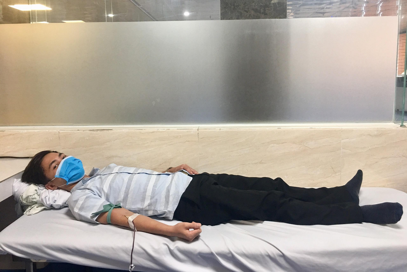 Anh Tùng hiến máu giúp đỡ người đang nguy cấp.