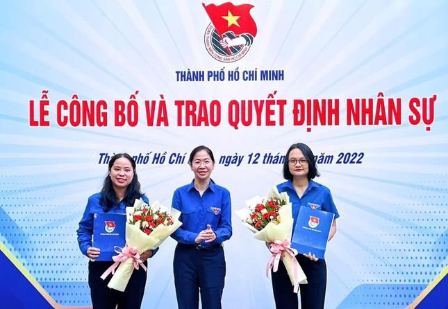 Chị Trịnh Thị Hiền Trân - Phó Bí thư Thành Đoàn TP. HCM, Trưởng ban Tuyên giáo - Đối ngoại Thành Đoàn (ngoài cùng, bên trái) và chị Trần Thu Hà - Phó Bí thư Thành Đoàn, Chủ tịch Hội Sinh viên Việt Nam (ngoài cùng, bên phải) nhận quyết định tại buổi lễ. (Ảnh: TLTĐ)