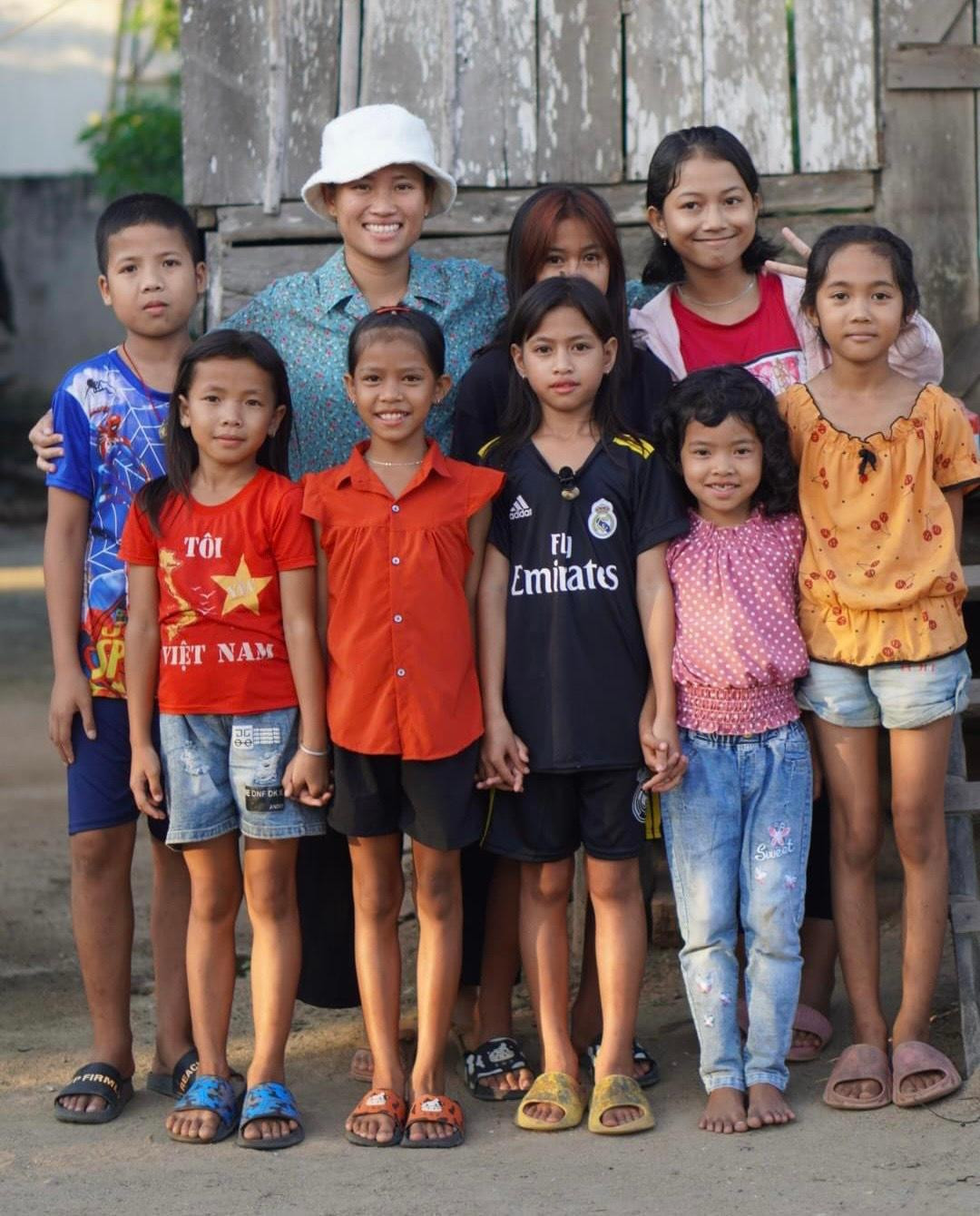 An và những đứa trẻ gần nhà.