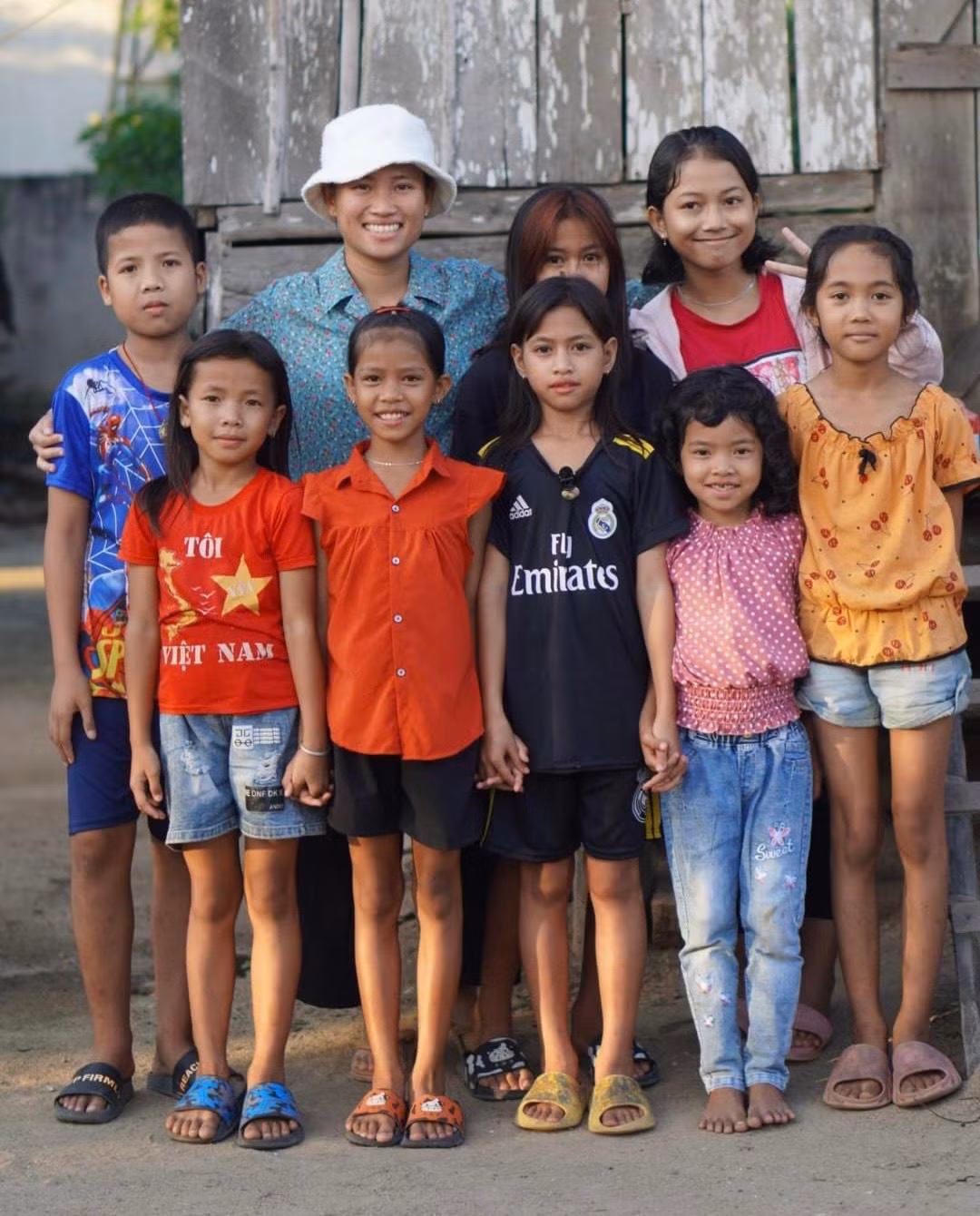 An và những đứa trẻ gần nhà.