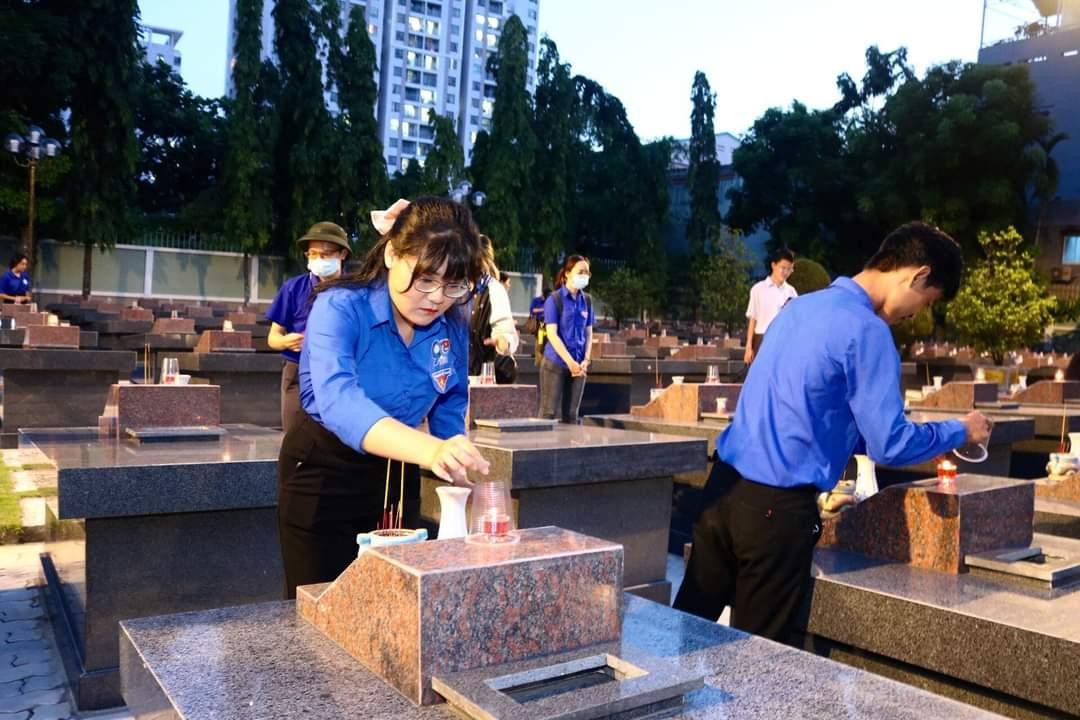 Đoàn viên, sinh viên thắp nến tri ân các anh hùng liệt sĩ tại nghĩa trang TP. HCM. Đoàn viên, sinh viên thắp nến tri ân các anh hùng liệt sĩ tại nghĩa trang TP. HCM.