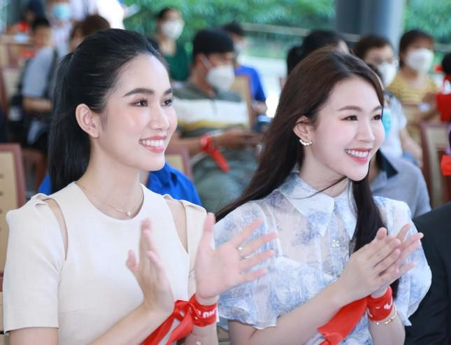 Á hậu Phương Anh cùng người đẹp Đậu Hải Minh Anh rạng rỡ tại chương trình Chủ nhật Đỏ (Ảnh: Ngô Tùng)
