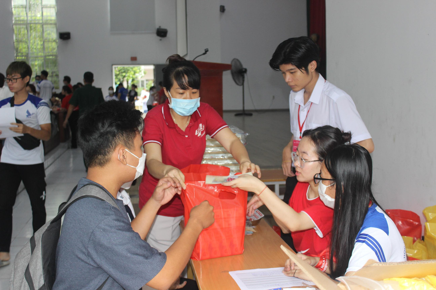 Các bạn sinh viên hiến máu xong nhận được giấy chứng nhận và quà tri ân từ Ban Tổ chức.