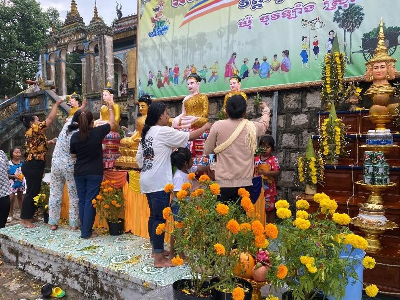 Người Khmer mang theo nước có ướm hoa và dầu thơm để tắm Phật cầu nguyện Năm mới cuộc sống được sung túc, ấm no, bình an.