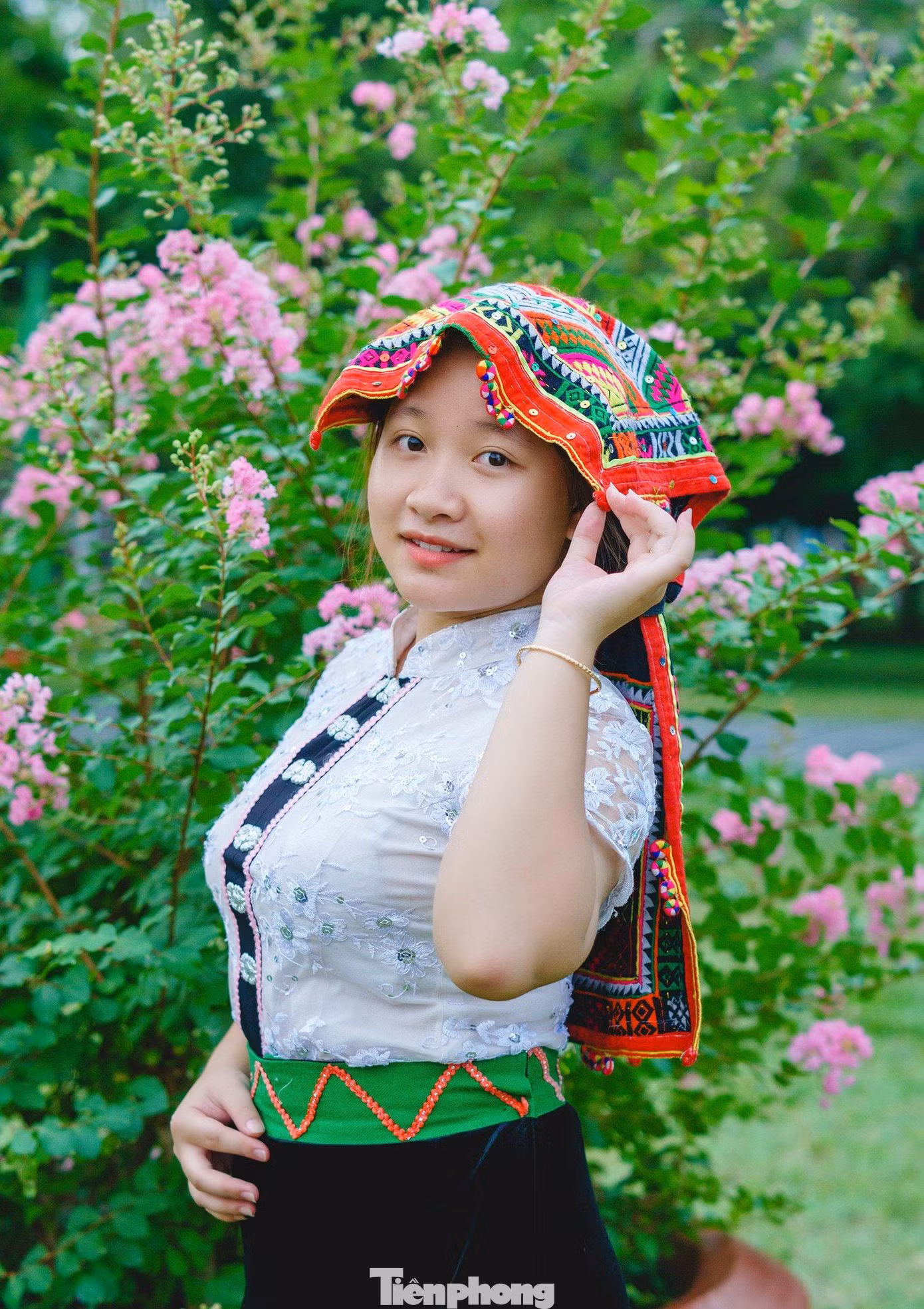 Quê gốc của Trang ở vùng Pù Luông – Thanh Hóa, nơi có đông đồng bào dân tộc Thái sinh sống. Tuy lớn lên tại Tây Ninh nhưng Trang yêu thích và luôn muốn tìm về truyền thống văn hóa của dân tộc mình. “Hàng năm mình đều được gia đình cho về quê Thanh Hóa chơi thăm họ hàng. Mình mê mẩn với những nét văn hóa của dân tộc Thái mình. Gần đây “Nghệ thuật Xòe Thái” được vào danh sách Di sản văn hóa phi vật thể đại diện của nhân loại, mình càng cảm thấy tự hào”, Trang bày tỏ.