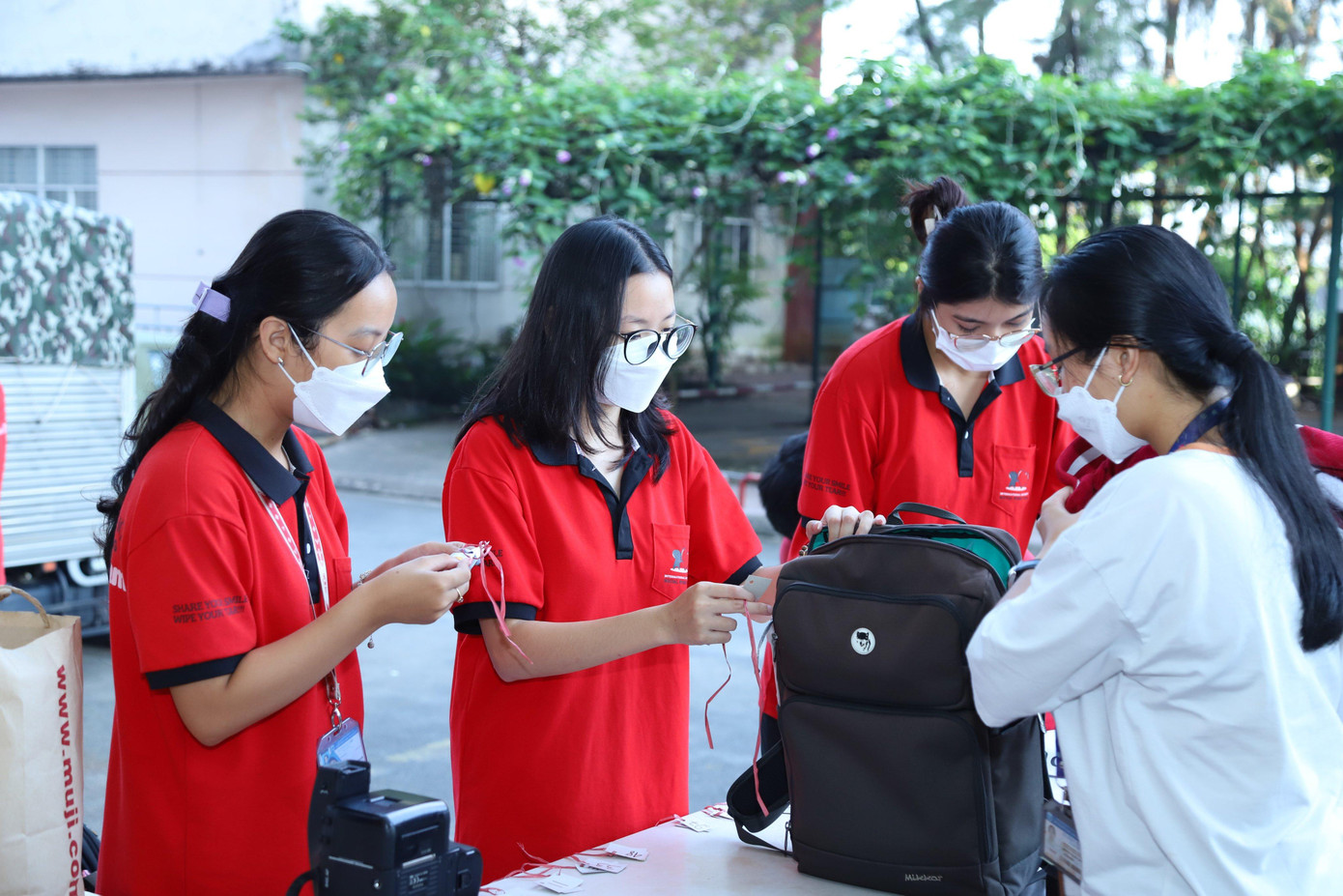 Thành viên Đội Công tác xã hội của trường còn tổ chức các nhóm hỗ trợ sinh viên bảo quản tư trang khi tham gia hiến máu.