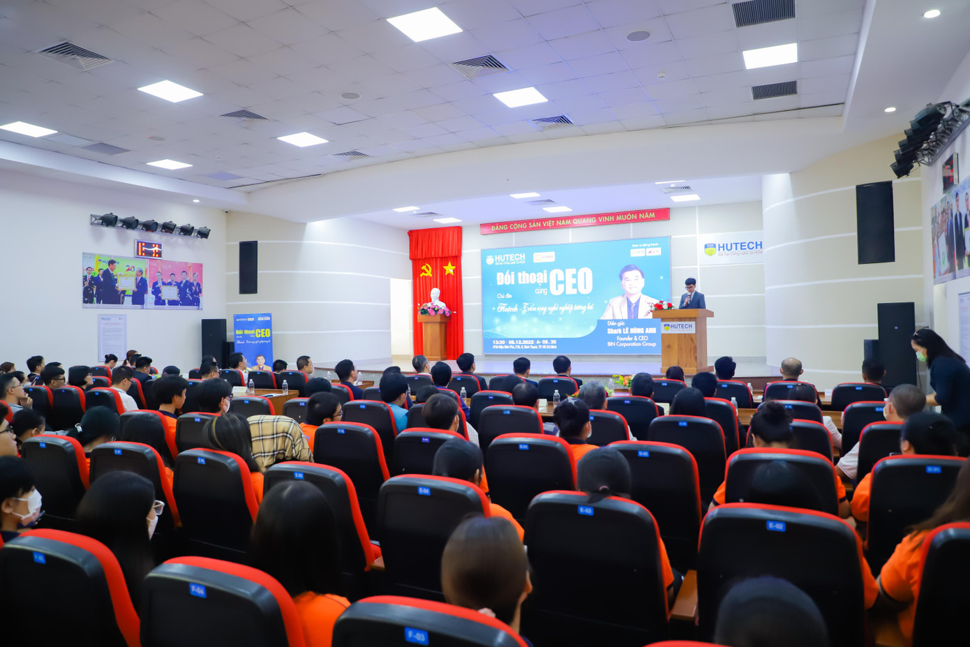 Rất đông các bạn sinh viên tham gia chương trình. Rất đông các bạn sinh viên tham gia chương trình.