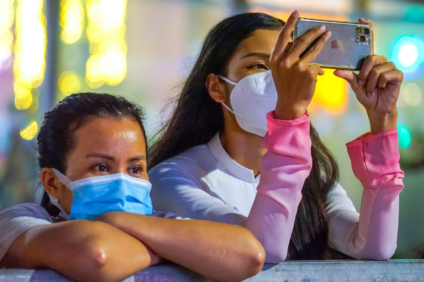 &quot;Đây là lần đầu tiên mình được tận mắt chứng kiến nhiều người nổi tiếng ngoài đời, thật sự cảm xúc của mình bây giờ chỉ biết thốt lên từ &quot;woa&quot; và cảm thấy rất tuyệt vời&quot;, một bạn trẻ sống tại Q. 1 chia sẻ.