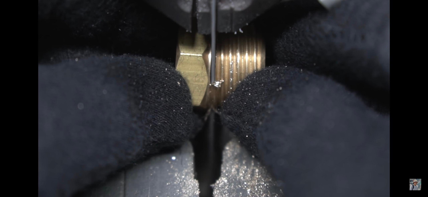 Công đoạn cắt, dũa vật liệu ban đầu do Đạt thực hiện.