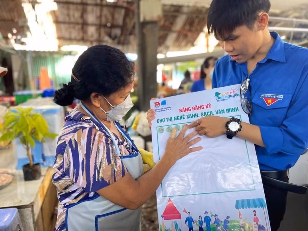 Các bạn đoàn viên thanh niên đến chia sẻ các oạt động với tiểu thương chợ Thị Nghè, Q. Bình Thạnh.