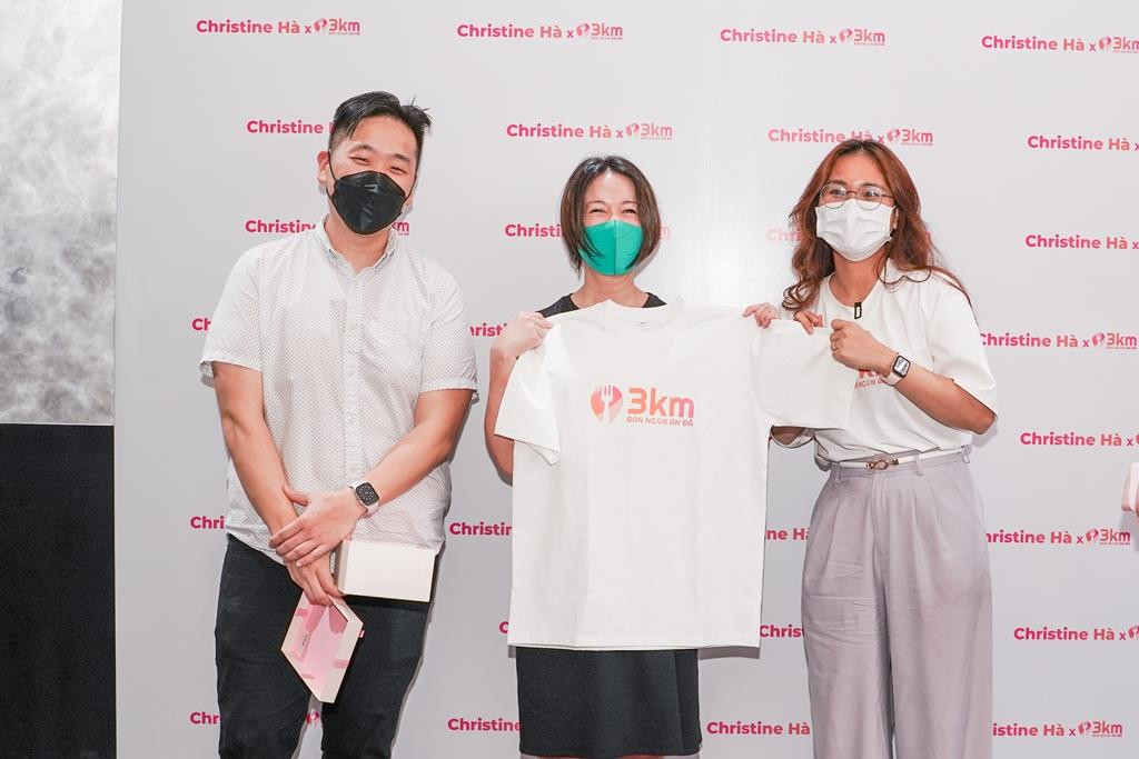 Christine Hà và Yến Trinh (phải) tại buổi trò chuyện cùng nhóm bạn tại TP. HCM.