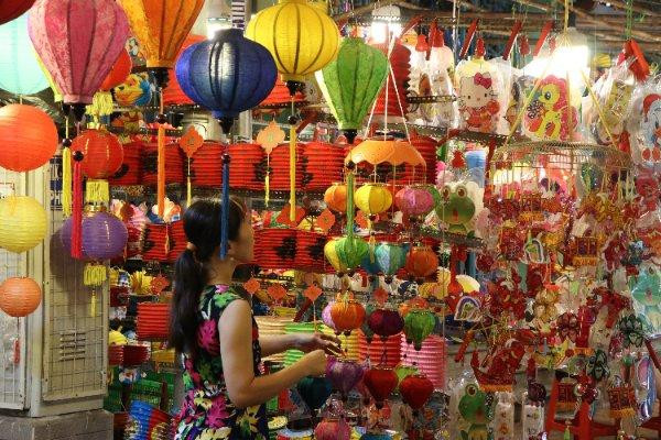 Theo chia sẻ của các tiểu thương, việc trang trí đẹp là yếu tố quan trọng để thu hút khách, các bạn sau khi chụp hình ở đây xong đều sẽ mua lồng đèn ủng hộ.