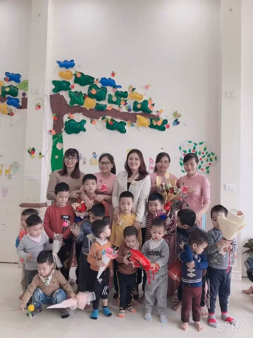 Các em nhỏ và cô giáo tại Trung tâm Khai Trí. Các em nhỏ và cô giáo tại Trung tâm Khai Trí.