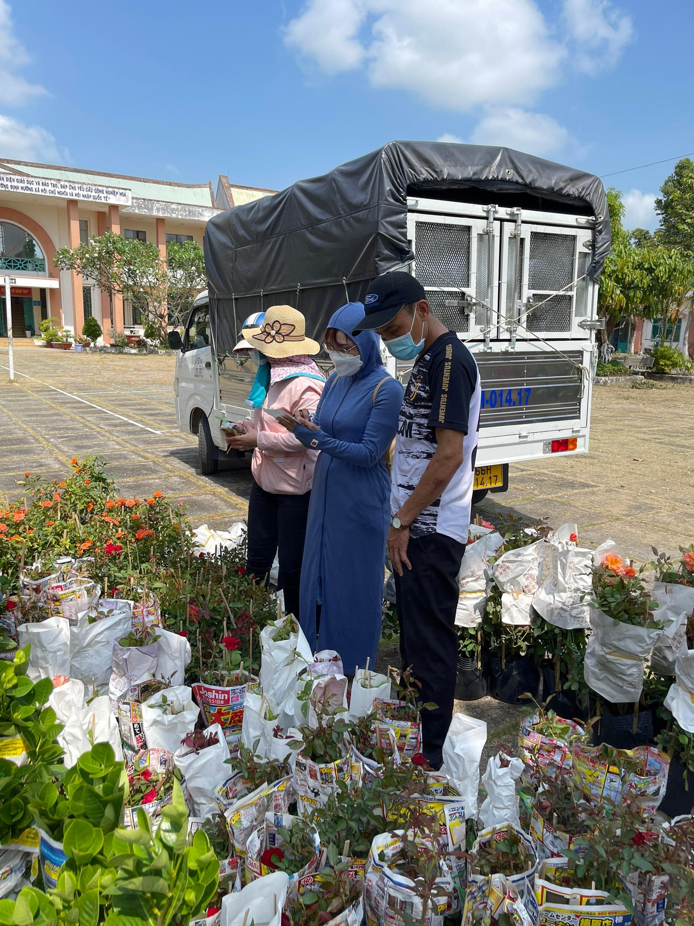 Các thầy cô tận tình trong quá trình kiểm tra.