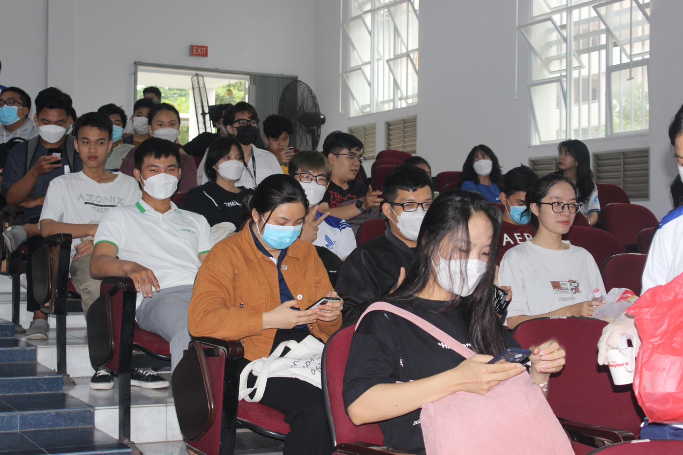 Sau khi điền xong thông tin vào phiếu, các bạn sinh viên ngồi chờ đợi đến lượt mình hiến máu.