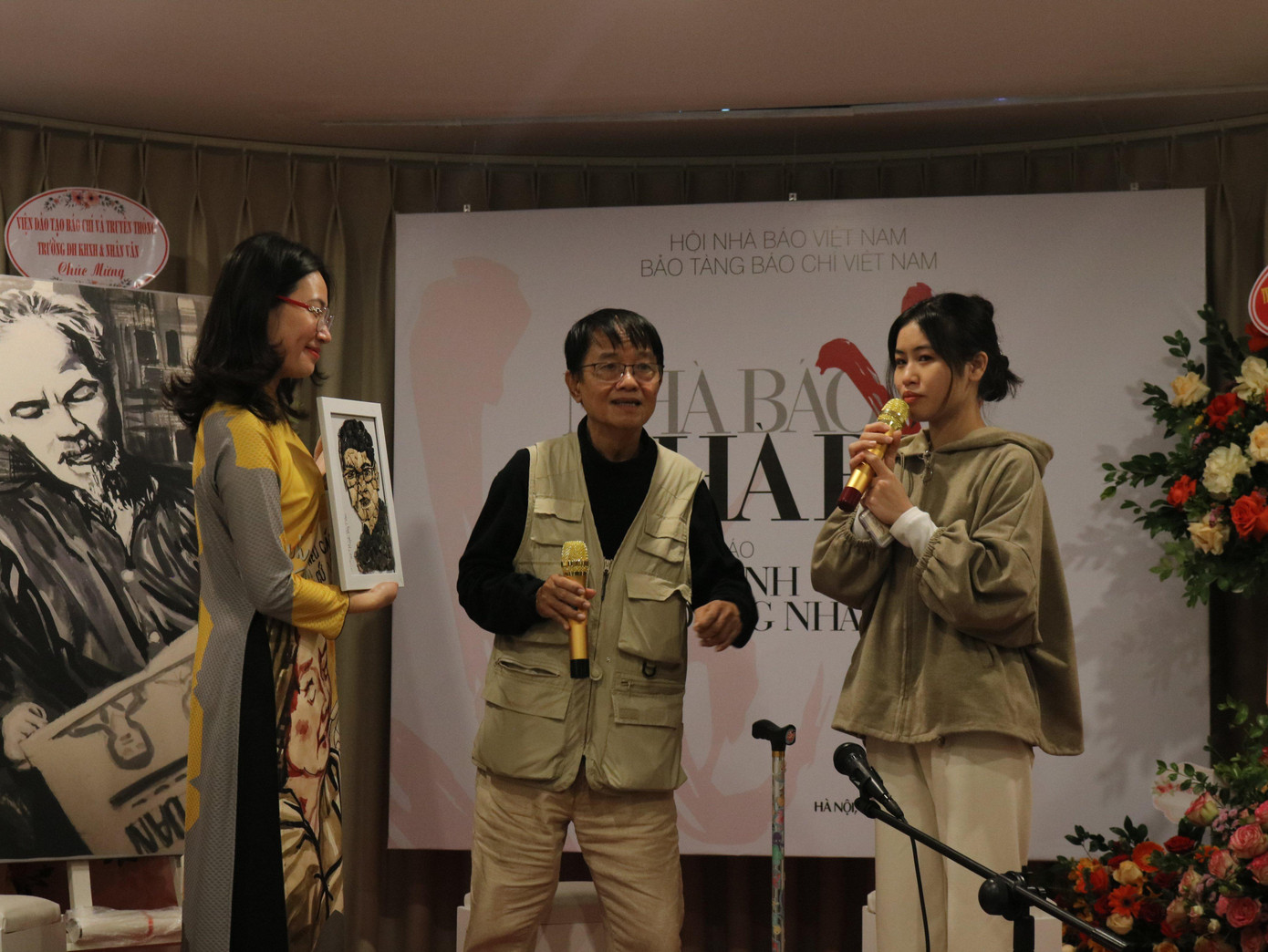 Nhà báo Huỳnh Dũng Nhân giao lưu cùng sinh viên. (Ảnh: Hoàng Liên)