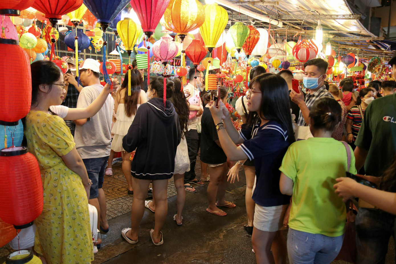 Các gian hàng được trang trí đẹp luôn tấp nập bạn trẻ chờ tới lượt chụp hình.