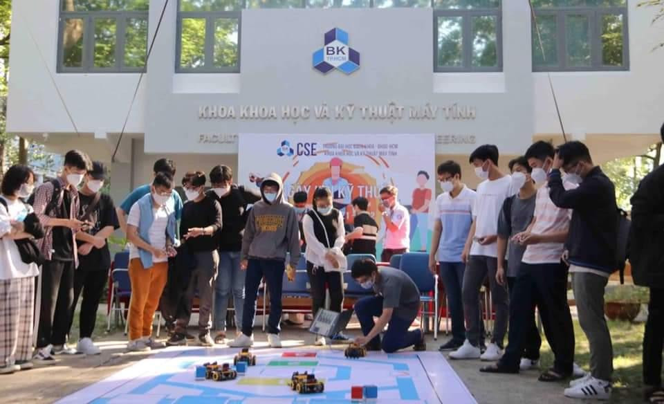 Các bạn tân sinh viên hào hứng tham gia cuộc thi đua xe mô hình.