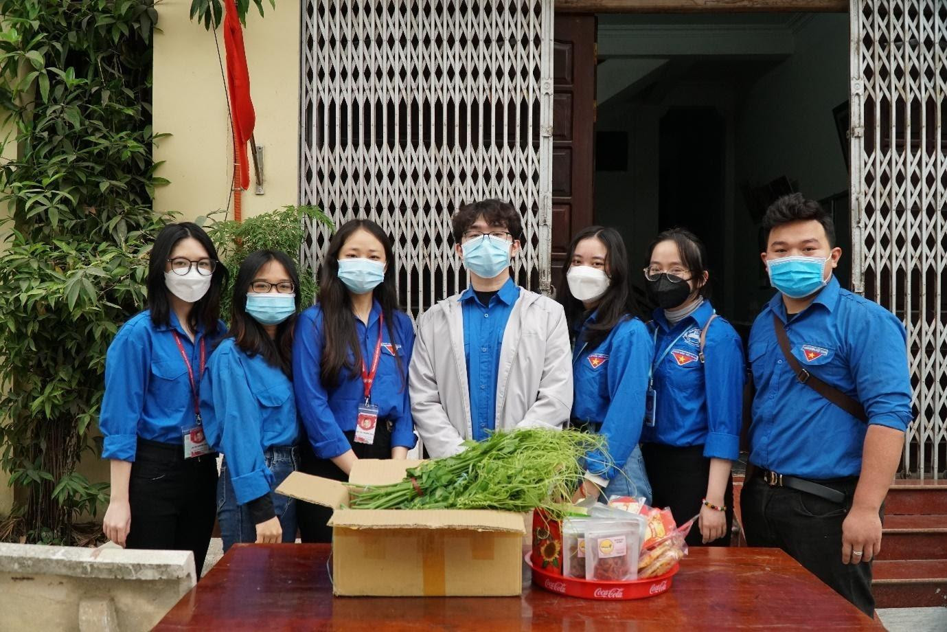 Các hoạt động bán hàng, kêu gọi ủng hộ trong quá trình gây quỹ diễn ra sôi nổi.