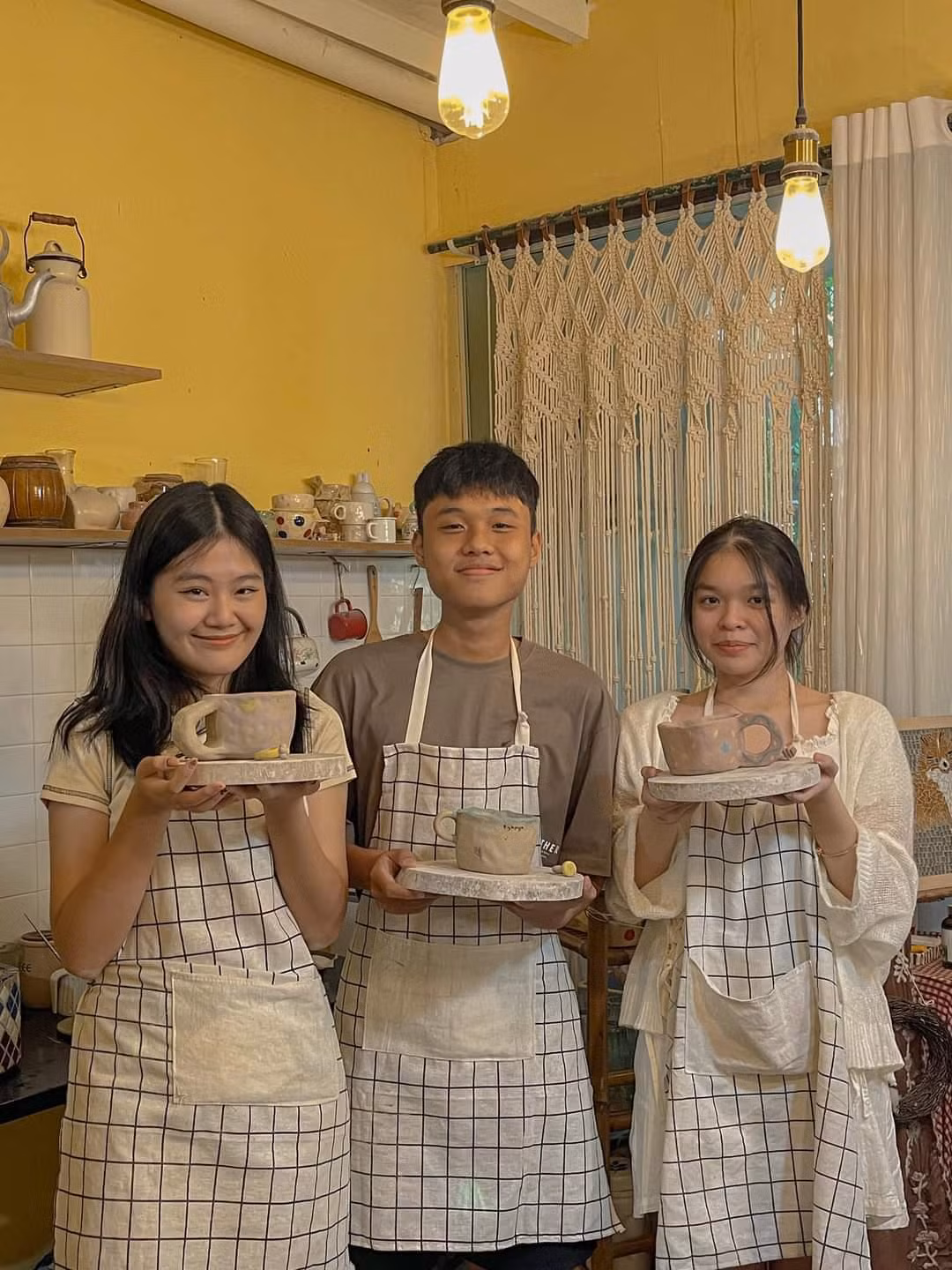 Bạn trẻ phấn khởi với những sản phẩm gốm tự làm của mình sau buổi workshop. Bạn trẻ phấn khởi với những sản phẩm gốm tự làm của mình sau buổi workshop.