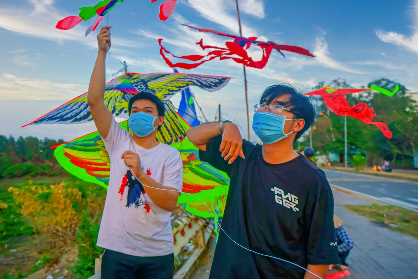 Lê Thanh Nghị (trường ĐH Nông Lâm TP. HCM) chia sẻ, mặc dù đây là năm thứ hai, Nghị lên đây học nhưng đây là lần đầu tiên anh mới có dịp ra khu vực này thả diều cùng nhóm bạn chung lớp.