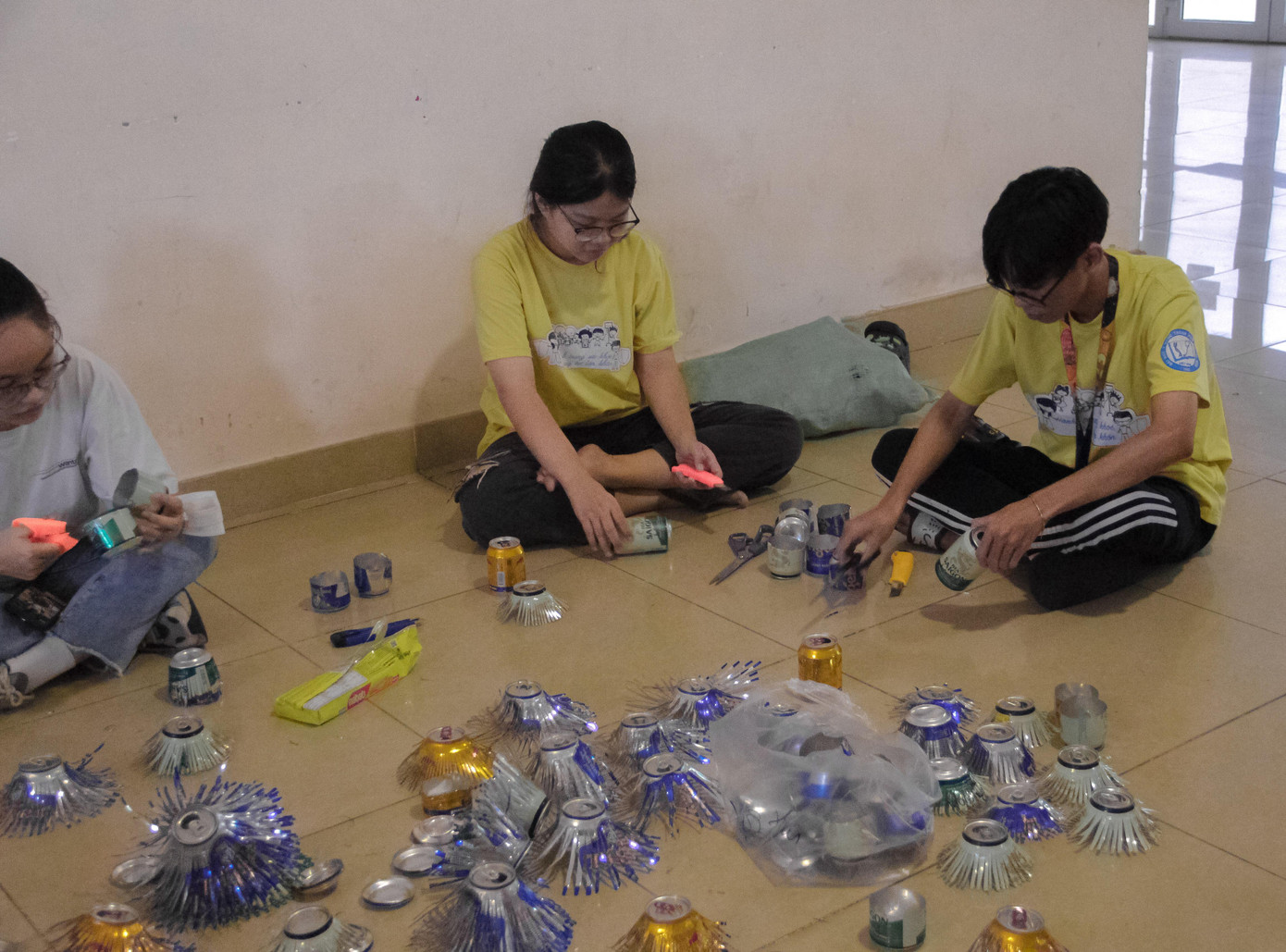 Các thành viên CLB Bé khỏe Bé ngoan làm lồng đèn tái chế từ vỏ lon bia và nước ngọt. Các thành viên CLB Bé khỏe Bé ngoan làm lồng đèn tái chế từ vỏ lon bia và nước ngọt.