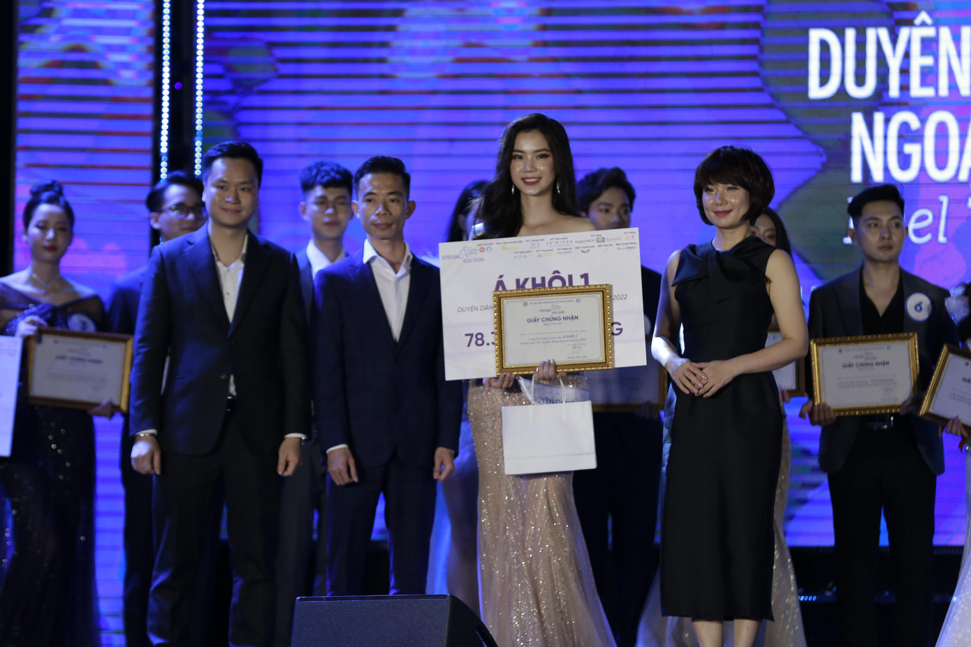 Chân dung Hương Giang - Á khôi 1 đa tài của 'Duyên dáng Ngoại thương'. Chân dung Hương Giang - Á khôi 1 đa tài của 'Duyên dáng Ngoại thương'.