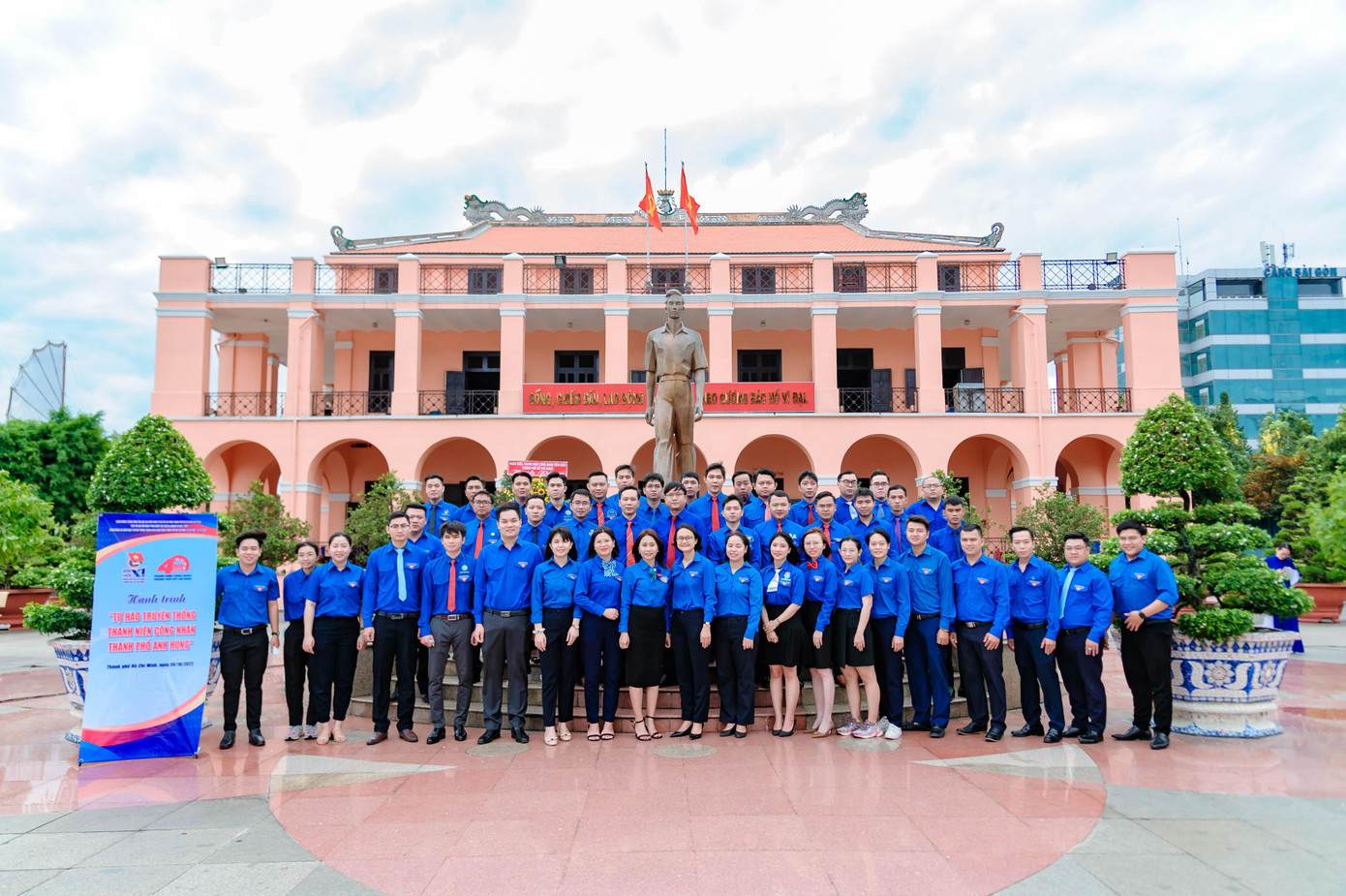 Sáng cùng ngày, những gương điển hình tiêu biểu đã tham gia dâng hương, dâng hoa Chủ tịch Hồ Chí Minh và Chủ tịch Tôn Đức Thắng tại Bảo tàng Hồ Chí Minh - Chi nhánh TP. HCM và tham gia Hành trình “Tự hào truyền thống Thanh niên Công nhân TP anh hùng”; giao lưu cùng các đồng chí lão thành cách mạng, các đồng chí là cựu cán bộ Thành Đoàn qua các thời kỳ. Sáng cùng ngày, những gương điển hình tiêu biểu đã tham gia dâng hương, dâng hoa Chủ tịch Hồ Chí Minh và Chủ tịch Tôn Đức Thắng tại Bảo tàng Hồ Chí Minh - Chi nhánh TP. HCM và tham gia Hành trình “Tự hào truyền thống Thanh niên Công nhân TP anh hùng”; giao lưu cùng các đồng chí lão thành cách mạng, các đồng chí là cựu cán bộ Thành Đoàn qua các thời kỳ.