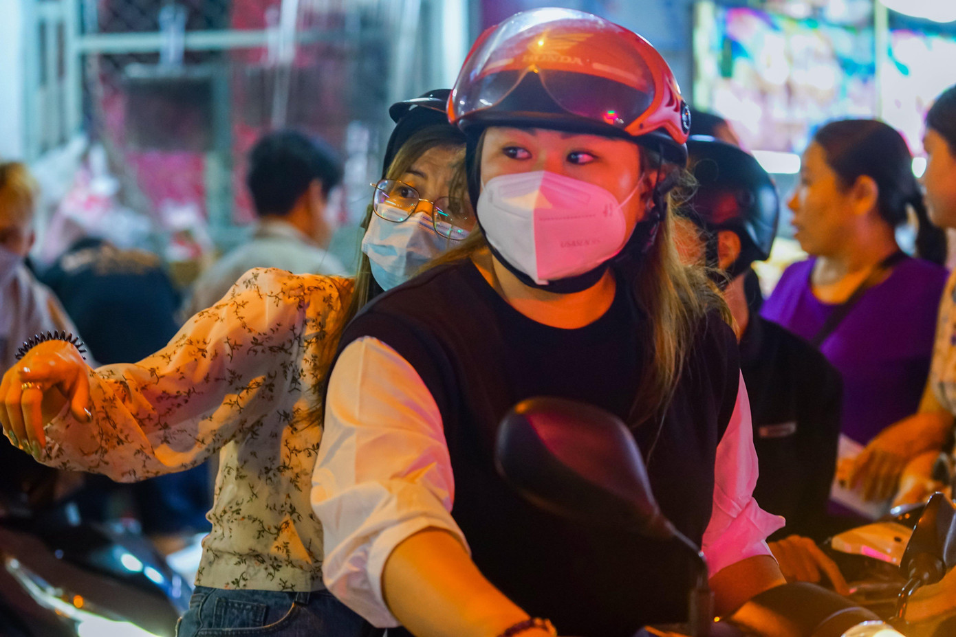 Càng về tối, lượng thực khách tại phố ẩm thực Hồ Thị Kỷ càng tăng cao dẫn đến nhiều bãi giữ xe giá rẻ hết chỗ. Nhiều bạn trẻ vì không thể gửi xe được tại các bãi xe trên nên phải chịu khó cho xe chạy vào phố tìm chỗ đậu đỡ. Càng về tối, lượng thực khách tại phố ẩm thực Hồ Thị Kỷ càng tăng cao dẫn đến nhiều bãi giữ xe giá rẻ hết chỗ. Nhiều bạn trẻ vì không thể gửi xe được tại các bãi xe trên nên phải chịu khó cho xe chạy vào phố tìm chỗ đậu đỡ.