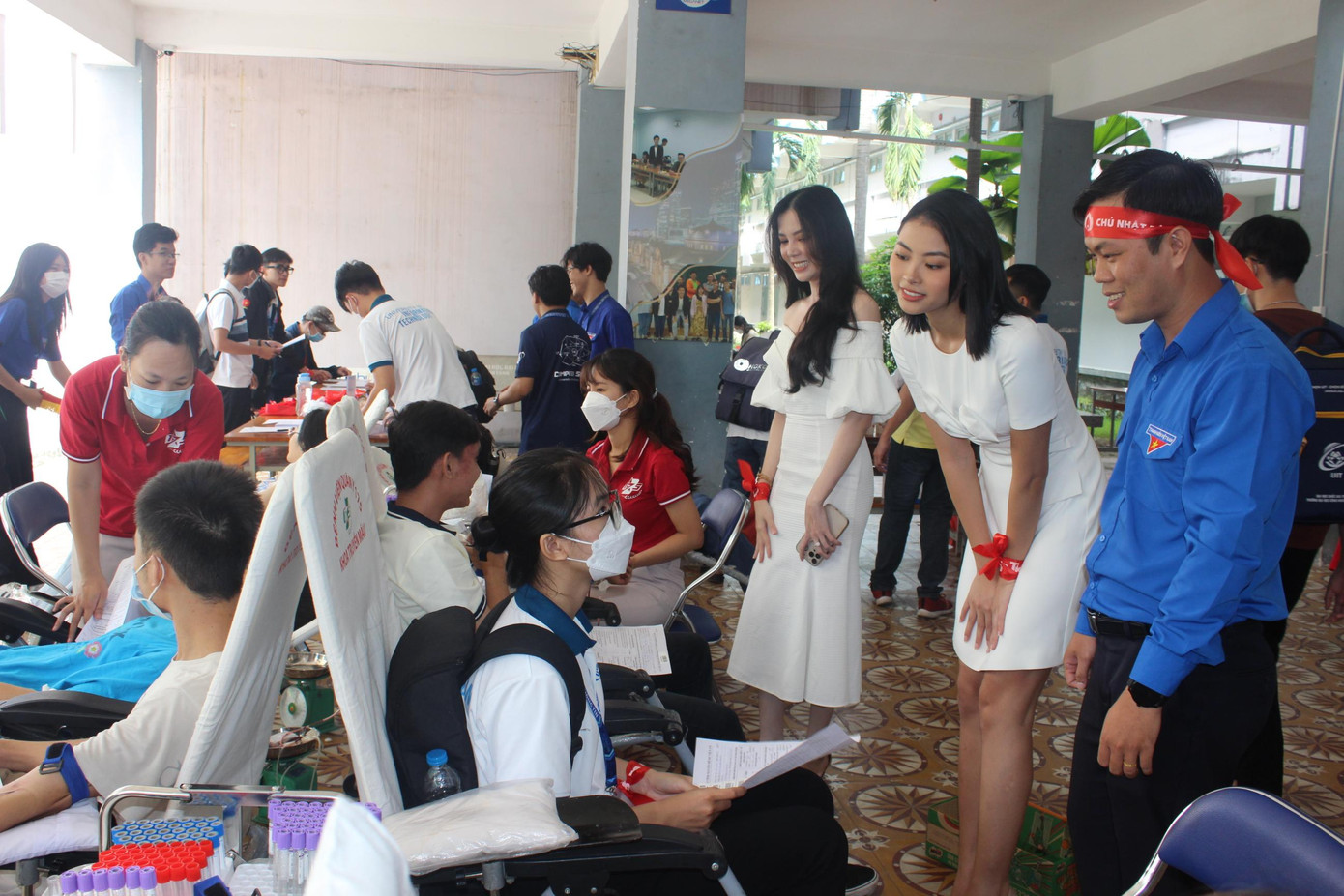 Thay mặt cho hơn 300 tình nguyện viên là cán bộ đoàn - hội, đoàn viên, thanh niên, sinh viên tham dự, anh Nguyễn Nhật Bằng - Phó Bí thư Đoàn trường (thứ nhất bên phải) phát biểu khai mạc chương trình.