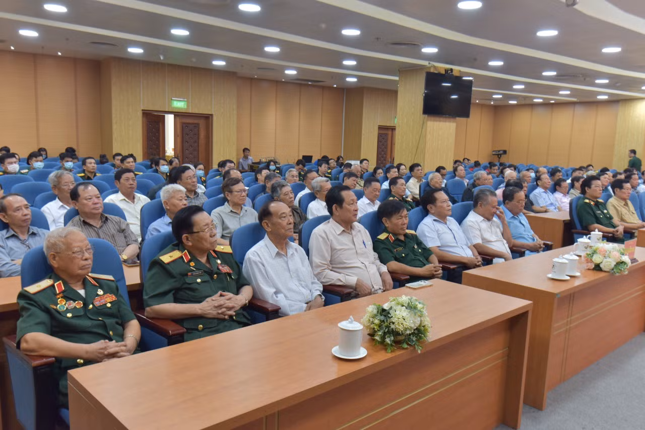 Hơn 80 tướng lĩnh đã nghỉ hưu ở khu vực TP. HCM và các tỉnh phía Nam đã đến dự buổi gặp mặt. Hơn 80 tướng lĩnh đã nghỉ hưu ở khu vực TP. HCM và các tỉnh phía Nam đã đến dự buổi gặp mặt.